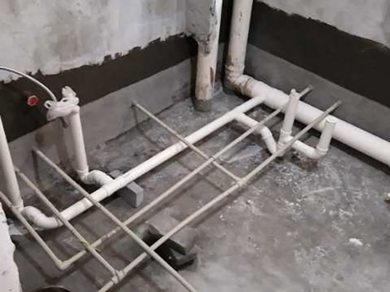 衛(wèi)生間下水管裝修：(一)從房頂過，減少人為損壞的幾率，并且冷熱管的接口、出口處必須平行，通常都是熱管在左，冷管在右。整個管道都盡量避彎曲，要盡可能運離電路，管卡的位置坡度等也要符合需求，每個閥門都要安裝平整，以便于日后的使用和維護(hù)。 (二)區(qū)別熱水器的進(jìn)水口和出水口，在進(jìn)水口處接上總閥門，出水口處接通向衛(wèi)生間的管道，安裝好之后先打開閥門確定是否有漏水情況的發(fā)生，然后在衛(wèi)生間安裝好水龍頭、花灑頭即可。 (三)如果能在衛(wèi)生間里設(shè)計一個窗戶最好，若是沒有這個條件，為了不讓衛(wèi)生間出現(xiàn)發(fā)霉、潮蟲等現(xiàn)象，除了安裝排氣扇外，還要避免&ldquo;包裹&rdquo;現(xiàn)象的發(fā)生，這恰好就導(dǎo)致了潮氣被包在管道內(nèi)散不出去，所以就會使衛(wèi)生間內(nèi)的濕氣更加嚴(yán)重。