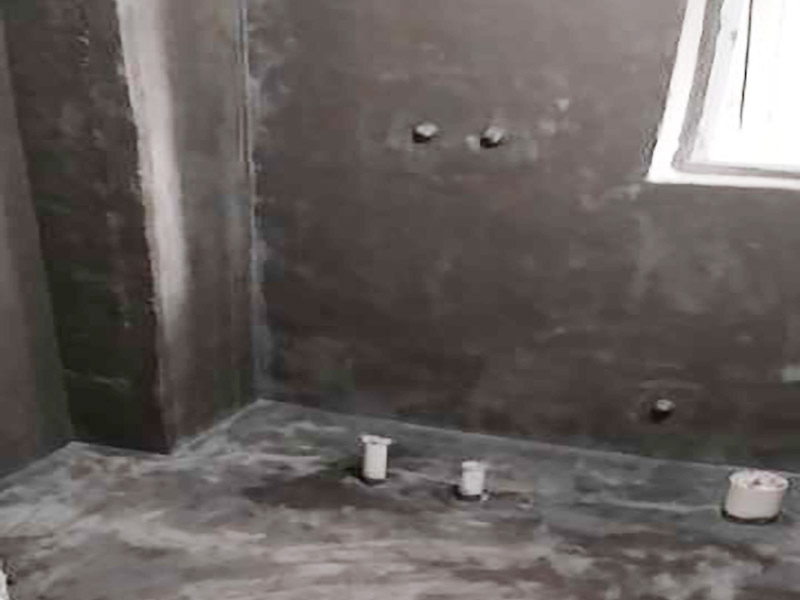 衛(wèi)生間下水管裝修：(一)從房頂過，減少人為損壞的幾率，并且冷熱管的接口、出口處必須平行，通常都是熱管在左，冷管在右。整個管道都盡量避彎曲，要盡可能運離電路，管卡的位置坡度等也要符合需求，每個閥門都要安裝平整，以便于日后的使用和維護(hù)。 (二)區(qū)別熱水器的進(jìn)水口和出水口，在進(jìn)水口處接上總閥門，出水口處接通向衛(wèi)生間的管道，安裝好之后先打開閥門確定是否有漏水情況的發(fā)生，然后在衛(wèi)生間安裝好水龍頭、花灑頭即可。 (三)如果能在衛(wèi)生間里設(shè)計一個窗戶最好，若是沒有這個條件，為了不讓衛(wèi)生間出現(xiàn)發(fā)霉、潮蟲等現(xiàn)象，除了安裝排氣扇外，還要避免&ldquo;包裹&rdquo;現(xiàn)象的發(fā)生，這恰好就導(dǎo)致了潮氣被包在管道內(nèi)散不出去，所以就會使衛(wèi)生間內(nèi)的濕氣更加嚴(yán)重。