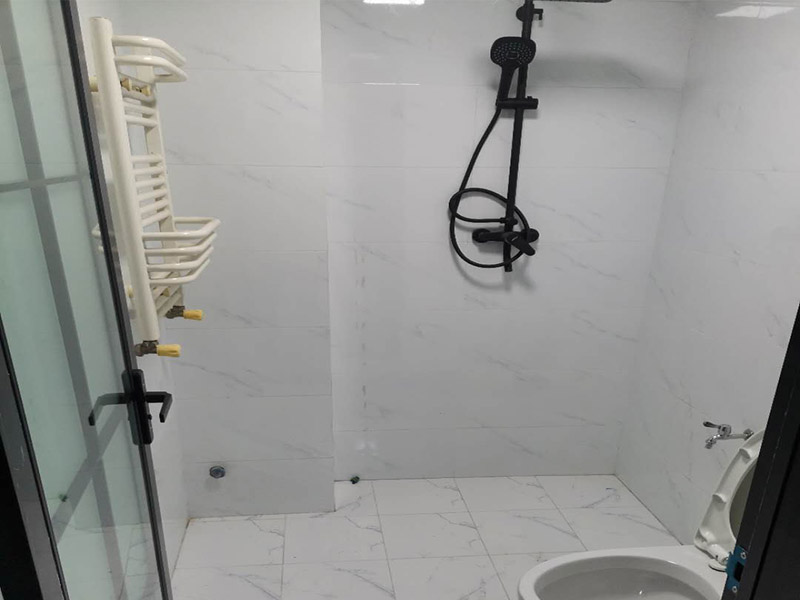 五金家具安裝案例：拉手、把手等五金件的安裝：這里主要是要確定安裝位置，以最合適家人的高度或者位置就可以，而不要光圖美觀好看。比如吊柜或者增高柜的把手一定要安裝在門(mén)的下面，地柜、寫(xiě)字臺(tái)的小柜，一定要放在上面。安裝時(shí)要注意家中的其它位置的保護(hù)，因?yàn)榧揖咭话阍诩已b過(guò)程中是最后進(jìn)場(chǎng)（不裝修的話(huà)更要保護(hù)家里的物品），家具安裝完，就要做保潔了。重點(diǎn)保護(hù)的對(duì)象是：地板（尤其是實(shí)木地板）、門(mén)套、門(mén)、樓梯、墻紙、壁燈等。