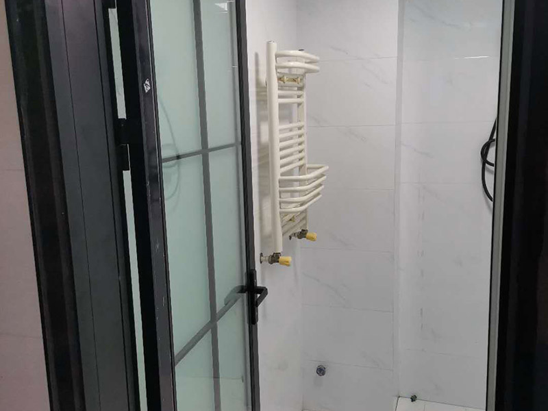 五金家具安裝案例：拉手、把手等五金件的安裝：這里主要是要確定安裝位置，以最合適家人的高度或者位置就可以，而不要光圖美觀好看。比如吊柜或者增高柜的把手一定要安裝在門(mén)的下面，地柜、寫(xiě)字臺(tái)的小柜，一定要放在上面。安裝時(shí)要注意家中的其它位置的保護(hù)，因?yàn)榧揖咭话阍诩已b過(guò)程中是最后進(jìn)場(chǎng)（不裝修的話(huà)更要保護(hù)家里的物品），家具安裝完，就要做保潔了。重點(diǎn)保護(hù)的對(duì)象是：地板（尤其是實(shí)木地板）、門(mén)套、門(mén)、樓梯、墻紙、壁燈等。