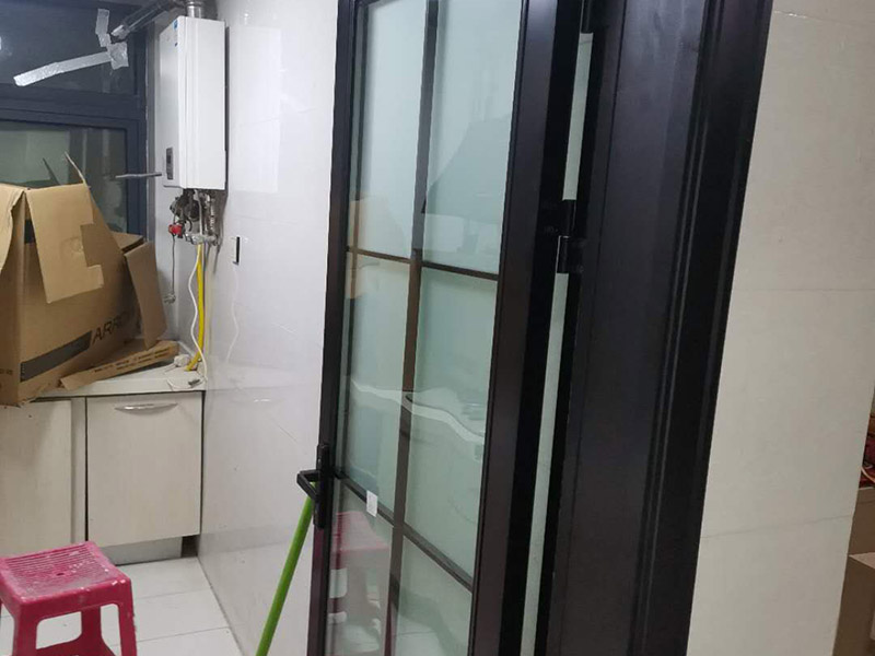 五金家具安裝案例：拉手、把手等五金件的安裝：這里主要是要確定安裝位置，以最合適家人的高度或者位置就可以，而不要光圖美觀好看。比如吊柜或者增高柜的把手一定要安裝在門(mén)的下面，地柜、寫(xiě)字臺(tái)的小柜，一定要放在上面。安裝時(shí)要注意家中的其它位置的保護(hù)，因?yàn)榧揖咭话阍诩已b過(guò)程中是最后進(jìn)場(chǎng)（不裝修的話(huà)更要保護(hù)家里的物品），家具安裝完，就要做保潔了。重點(diǎn)保護(hù)的對(duì)象是：地板（尤其是實(shí)木地板）、門(mén)套、門(mén)、樓梯、墻紙、壁燈等。