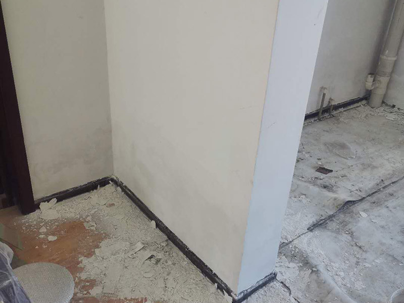 舊房墻面翻新裝修:在墻面翻新前，需要先將舊漆面鏟除干凈，之后在進(jìn)行打磨，將墻面的浮沉雜物都清理干凈。如果墻面有凹凸不平的情況，要先用膩?zhàn)有扪a(bǔ)，如果墻面出現(xiàn)空鼓的現(xiàn)象，也要將整面的墻皮進(jìn)行鏟除，在做后續(xù)的處理。在刮膩?zhàn)又埃扔贸咦訖z測一下墻面的平整度，在施工時，對不平整的地方進(jìn)行多次涂刮，修補(bǔ)好不平整的區(qū)域。一般膩?zhàn)庸蝺杀榧纯?，每次膩?zhàn)庸瓮旰笠M(jìn)行打磨，可以讓墻面更加光滑。