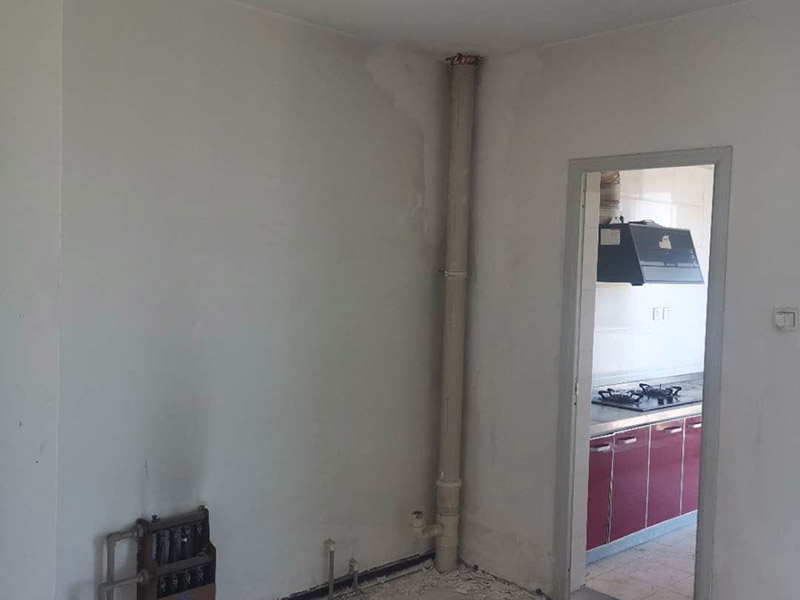 舊房墻面翻新裝修:在墻面翻新前，需要先將舊漆面鏟除干凈，之后在進(jìn)行打磨，將墻面的浮沉雜物都清理干凈。如果墻面有凹凸不平的情況，要先用膩?zhàn)有扪a(bǔ)，如果墻面出現(xiàn)空鼓的現(xiàn)象，也要將整面的墻皮進(jìn)行鏟除，在做后續(xù)的處理。在刮膩?zhàn)又?，先用尺子檢測一下墻面的平整度，在施工時，對不平整的地方進(jìn)行多次涂刮，修補(bǔ)好不平整的區(qū)域。一般膩?zhàn)庸蝺杀榧纯?，每次膩?zhàn)庸瓮旰笠M(jìn)行打磨，可以讓墻面更加光滑。