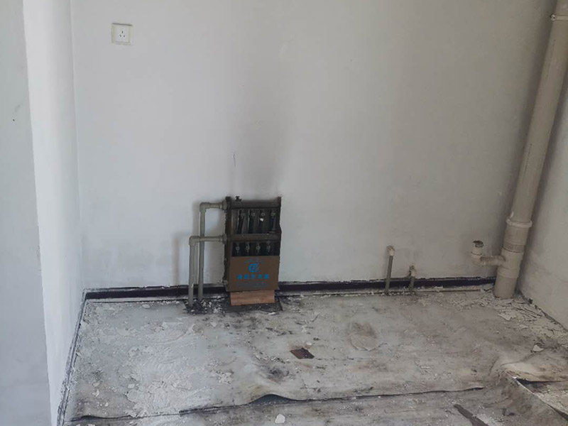 舊房墻面翻新裝修:在墻面翻新前，需要先將舊漆面鏟除干凈，之后在進(jìn)行打磨，將墻面的浮沉雜物都清理干凈。如果墻面有凹凸不平的情況，要先用膩?zhàn)有扪a(bǔ)，如果墻面出現(xiàn)空鼓的現(xiàn)象，也要將整面的墻皮進(jìn)行鏟除，在做后續(xù)的處理。在刮膩?zhàn)又埃扔贸咦訖z測一下墻面的平整度，在施工時，對不平整的地方進(jìn)行多次涂刮，修補(bǔ)好不平整的區(qū)域。一般膩?zhàn)庸蝺杀榧纯?，每次膩?zhàn)庸瓮旰笠M(jìn)行打磨，可以讓墻面更加光滑。