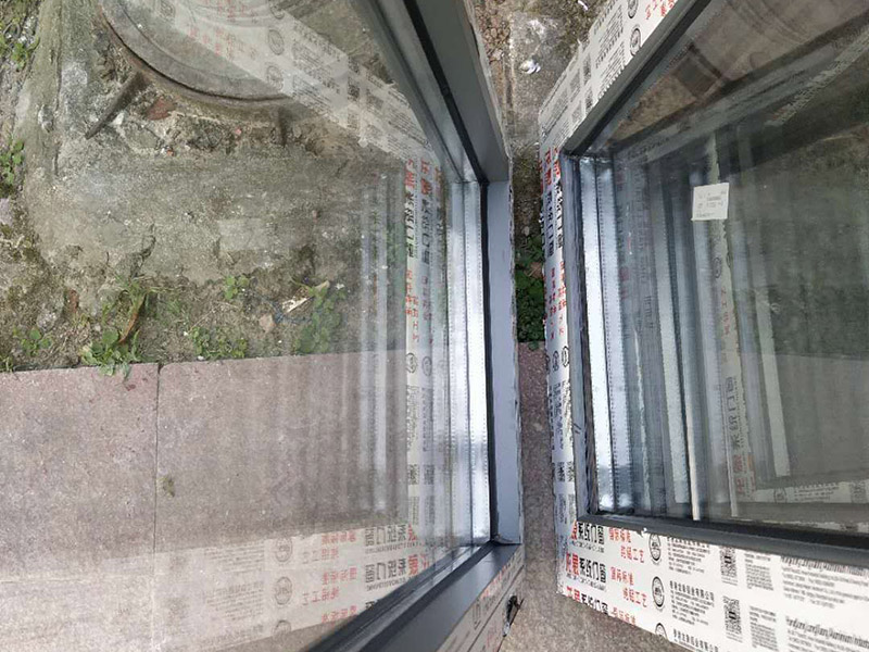 舊房整體裝修：舊房子重新裝修時，如果不能拆的話就盡量不要拆，因為拆掉的話費用就會增加，拆除費和清理費也是一大筆。然后看看有沒有漏水的情況，因為防水在裝修的過程中是比較重要的一個環(huán)節(jié)，如果有漏水情況的話就及時處理。水電線的安裝也要重視起來。能隱藏起來的電線可以盡量隱藏掉，不僅安全上提高了，同時也美觀。水管老化嚴重的話也建議換換。每個房子的結(jié)構(gòu)都是不一樣的，所以在翻新前業(yè)主要對自己房子的內(nèi)部結(jié)構(gòu)要了解，自己不懂的話最好是請專業(yè)的人員來看看。對于舊房子存在的一些安全隱患，在翻新的時候就一起解決掉，免得后期再出現(xiàn)問題，細節(jié)也不能忽視。