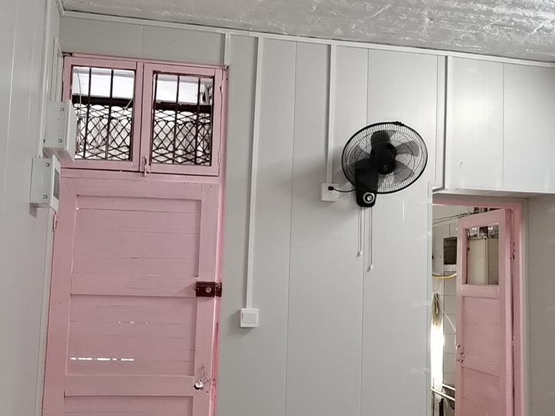 老房電路明線安裝：1、穿管敷設(shè)。將鍍鋅電線管、PVC或PPR電線管沿天棚或墻面敷設(shè)（用配套U型或C型線卡固定），電線穿入其中。這種方式最安全規(guī)范。 2、壓槽敷設(shè)。將電線槽（現(xiàn)在一般為聚氯乙烯塑料制品）用鋼釘固定在天花或墻面，再將電線壓入線槽。這種方式便于維修且比較美觀。 3、護套線敷設(shè)。將護套電線沿踢腳線上沿和門窗套外側(cè)敷設(shè)。用小型塑料線卡固定。這種方式最簡便經(jīng)濟。