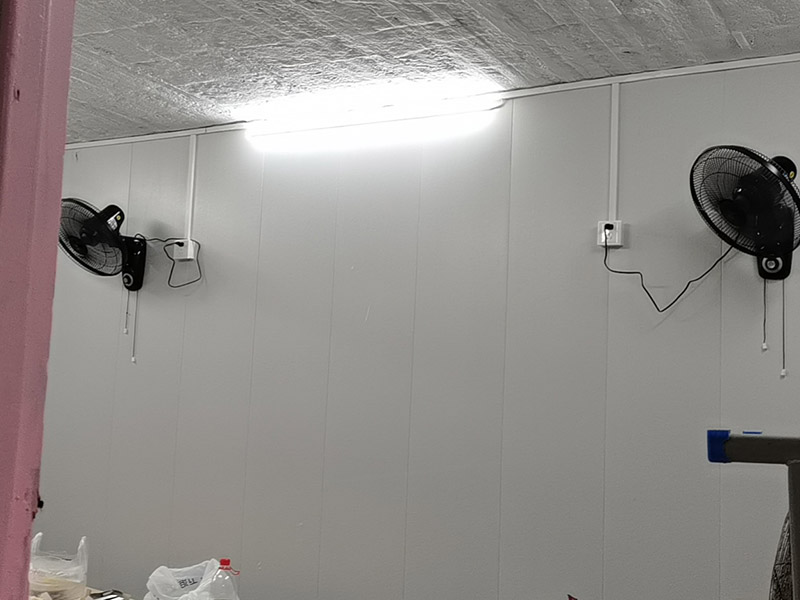老房電路明線安裝：1、穿管敷設(shè)。將鍍鋅電線管、PVC或PPR電線管沿天棚或墻面敷設(shè)（用配套U型或C型線卡固定），電線穿入其中。這種方式最安全規(guī)范。 2、壓槽敷設(shè)。將電線槽（現(xiàn)在一般為聚氯乙烯塑料制品）用鋼釘固定在天花或墻面，再將電線壓入線槽。這種方式便于維修且比較美觀。 3、護套線敷設(shè)。將護套電線沿踢腳線上沿和門窗套外側(cè)敷設(shè)。用小型塑料線卡固定。這種方式最簡便經(jīng)濟。