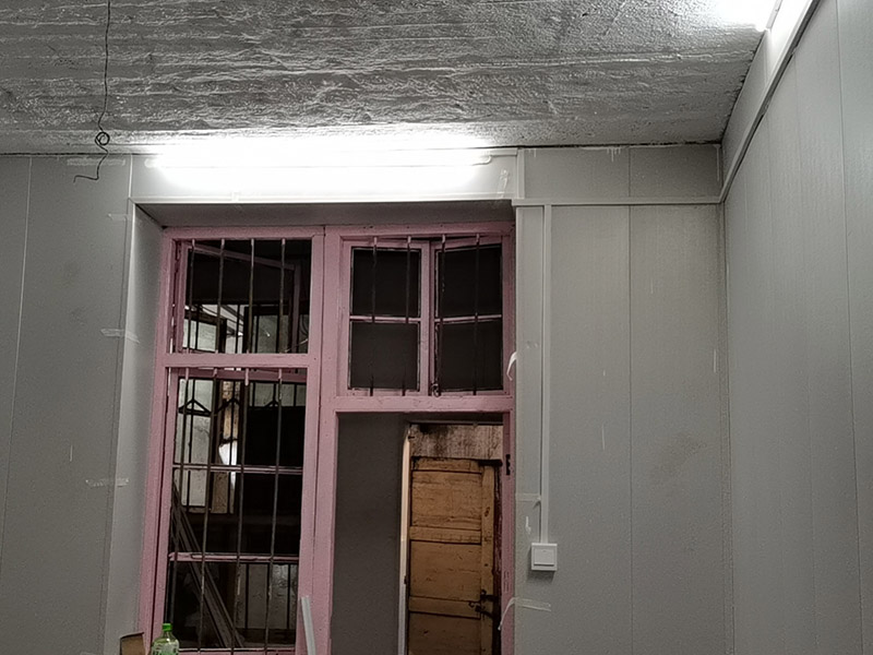 老房電路明線安裝：1、穿管敷設(shè)。將鍍鋅電線管、PVC或PPR電線管沿天棚或墻面敷設(shè)（用配套U型或C型線卡固定），電線穿入其中。這種方式最安全規(guī)范。 2、壓槽敷設(shè)。將電線槽（現(xiàn)在一般為聚氯乙烯塑料制品）用鋼釘固定在天花或墻面，再將電線壓入線槽。這種方式便于維修且比較美觀。 3、護套線敷設(shè)。將護套電線沿踢腳線上沿和門窗套外側(cè)敷設(shè)。用小型塑料線卡固定。這種方式最簡便經(jīng)濟。
