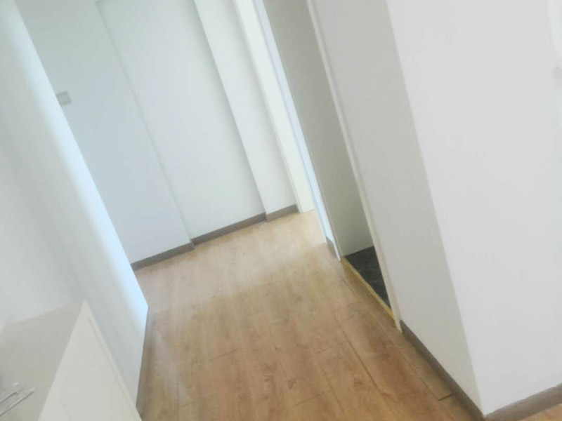 全屋墻面翻新打掃：【基層處理】做基層處理時，一定要涂刷界面劑，其次掛網(wǎng)施工是不可避免的，這樣才能有效使墻面膩子不會開裂，導致墻漆起皮掉粉。 【膩子打磨】每批刮一遍膩子后，一定要做驚喜打磨，且必須用到強光一邊照射一邊進行打磨，保證膩子的細膩性，使膩子平整度更好，這個過程很考驗施工師傅的水平。 【漆膜保護】施工結(jié)束后切記不要去觸碰漆膜，這樣很容易導致漆膜破裂，保持正常通風，不能加速干燥。 所有施工完成后就可以進行遮蔽保護材料的撤除了，撤除期間一定要注意搬移物品時不要觸碰到墻面，因為施工結(jié)束后7天為漆膜的保養(yǎng)期，這期間一定不能觸碰漆面，保持正常通風，不建議開啟空調(diào)加速干燥，如果有玷污,可用濕毛巾輕輕擦洗！