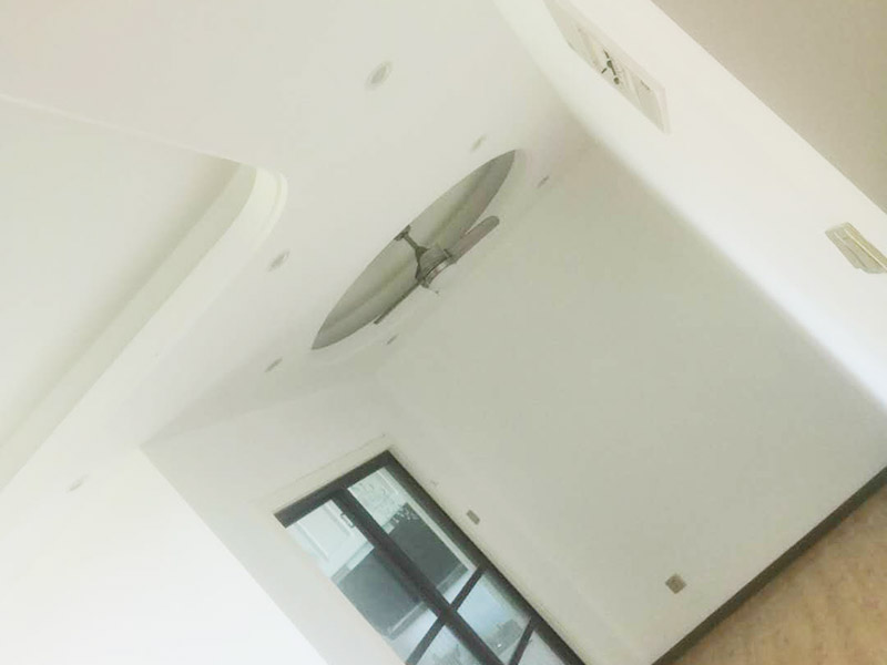 全屋墻面翻新打掃：【基層處理】做基層處理時，一定要涂刷界面劑，其次掛網(wǎng)施工是不可避免的，這樣才能有效使墻面膩子不會開裂，導致墻漆起皮掉粉。 【膩子打磨】每批刮一遍膩子后，一定要做驚喜打磨，且必須用到強光一邊照射一邊進行打磨，保證膩子的細膩性，使膩子平整度更好，這個過程很考驗施工師傅的水平。 【漆膜保護】施工結(jié)束后切記不要去觸碰漆膜，這樣很容易導致漆膜破裂，保持正常通風，不能加速干燥。 所有施工完成后就可以進行遮蔽保護材料的撤除了，撤除期間一定要注意搬移物品時不要觸碰到墻面，因為施工結(jié)束后7天為漆膜的保養(yǎng)期，這期間一定不能觸碰漆面，保持正常通風，不建議開啟空調(diào)加速干燥，如果有玷污,可用濕毛巾輕輕擦洗！