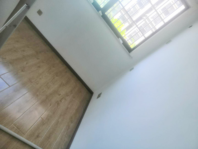 全屋墻面翻新打掃：【基層處理】做基層處理時，一定要涂刷界面劑，其次掛網(wǎng)施工是不可避免的，這樣才能有效使墻面膩子不會開裂，導致墻漆起皮掉粉。 【膩子打磨】每批刮一遍膩子后，一定要做驚喜打磨，且必須用到強光一邊照射一邊進行打磨，保證膩子的細膩性，使膩子平整度更好，這個過程很考驗施工師傅的水平。 【漆膜保護】施工結(jié)束后切記不要去觸碰漆膜，這樣很容易導致漆膜破裂，保持正常通風，不能加速干燥。 所有施工完成后就可以進行遮蔽保護材料的撤除了，撤除期間一定要注意搬移物品時不要觸碰到墻面，因為施工結(jié)束后7天為漆膜的保養(yǎng)期，這期間一定不能觸碰漆面，保持正常通風，不建議開啟空調(diào)加速干燥，如果有玷污,可用濕毛巾輕輕擦洗！