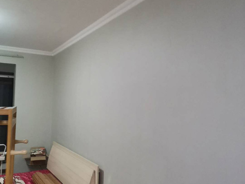 墻漆粉刷翻新：考慮鏟墻方便，需要在舊墻上灑水，潤濕后鏟墻皮才會省力一些。被水浸濕后的墻皮比較好鏟，直到水泥砂漿墻面露出，或者膩子層露出。這一步是個體力活，要費很大的功夫才能將墻皮鏟除干凈。將界面劑涂刷在墻面上，涂刷時要均勻，每一處墻面都要涂刷到位，不可有遺漏，以免影響墻面的翻新效果。對于墻面有開裂的地方，需要使用牛皮紙帶或者白乳膠來修補裂縫。只有裂縫修補好后，才能解決舊墻的開裂問題。修補裂縫后，墻面會出現(xiàn)不平現(xiàn)象，對此要對墻面做找平。一般找平用石膏比較多。找平后才能繼續(xù)下一步施工。膩子一般選用顆粒細度較高和質(zhì)地較硬的，這種膩子質(zhì)量好，批刮后效果會比較好。膩子里可添加白乳膠，能大大提高膩子的硬度。墻面打磨很重要，會讓墻面變得光滑、平齊。因為膩子批刮后，墻面上會留有一些坑眼，因此需要打磨。建議大家用較細的砂紙來打磨，如果砂紙?zhí)值脑挄粝潞苌畹纳昂?，刷漆是覆蓋不掉的，如此便會影響墻面的刷漆效果。打磨完畢一定要徹底清掃一遍墻面，以免粉塵太多，影響漆的附著力。