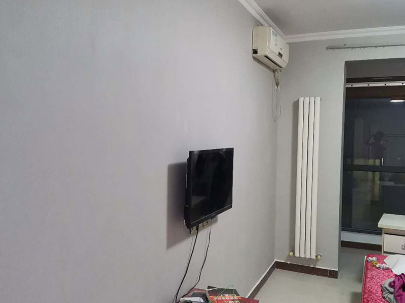 墻漆粉刷翻新：考慮鏟墻方便，需要在舊墻上灑水，潤濕后鏟墻皮才會省力一些。被水浸濕后的墻皮比較好鏟，直到水泥砂漿墻面露出，或者膩子層露出。這一步是個體力活，要費很大的功夫才能將墻皮鏟除干凈。將界面劑涂刷在墻面上，涂刷時要均勻，每一處墻面都要涂刷到位，不可有遺漏，以免影響墻面的翻新效果。對于墻面有開裂的地方，需要使用牛皮紙帶或者白乳膠來修補裂縫。只有裂縫修補好后，才能解決舊墻的開裂問題。修補裂縫后，墻面會出現(xiàn)不平現(xiàn)象，對此要對墻面做找平。一般找平用石膏比較多。找平后才能繼續(xù)下一步施工。膩子一般選用顆粒細度較高和質(zhì)地較硬的，這種膩子質(zhì)量好，批刮后效果會比較好。膩子里可添加白乳膠，能大大提高膩子的硬度。墻面打磨很重要，會讓墻面變得光滑、平齊。因為膩子批刮后，墻面上會留有一些坑眼，因此需要打磨。建議大家用較細的砂紙來打磨，如果砂紙?zhí)值脑挄粝潞苌畹纳昂?，刷漆是覆蓋不掉的，如此便會影響墻面的刷漆效果。打磨完畢一定要徹底清掃一遍墻面，以免粉塵太多，影響漆的附著力。