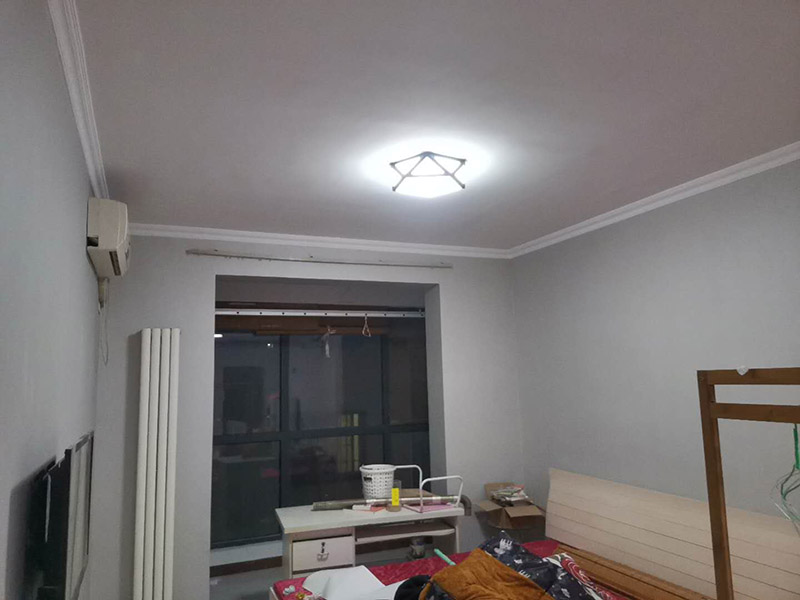 墻漆粉刷翻新：考慮鏟墻方便，需要在舊墻上灑水，潤濕后鏟墻皮才會省力一些。被水浸濕后的墻皮比較好鏟，直到水泥砂漿墻面露出，或者膩子層露出。這一步是個體力活，要費很大的功夫才能將墻皮鏟除干凈。將界面劑涂刷在墻面上，涂刷時要均勻，每一處墻面都要涂刷到位，不可有遺漏，以免影響墻面的翻新效果。對于墻面有開裂的地方，需要使用牛皮紙帶或者白乳膠來修補裂縫。只有裂縫修補好后，才能解決舊墻的開裂問題。修補裂縫后，墻面會出現(xiàn)不平現(xiàn)象，對此要對墻面做找平。一般找平用石膏比較多。找平后才能繼續(xù)下一步施工。膩子一般選用顆粒細度較高和質(zhì)地較硬的，這種膩子質(zhì)量好，批刮后效果會比較好。膩子里可添加白乳膠，能大大提高膩子的硬度。墻面打磨很重要，會讓墻面變得光滑、平齊。因為膩子批刮后，墻面上會留有一些坑眼，因此需要打磨。建議大家用較細的砂紙來打磨，如果砂紙?zhí)值脑挄粝潞苌畹纳昂郏⑵崾歉采w不掉的，如此便會影響墻面的刷漆效果。打磨完畢一定要徹底清掃一遍墻面，以免粉塵太多，影響漆的附著力。