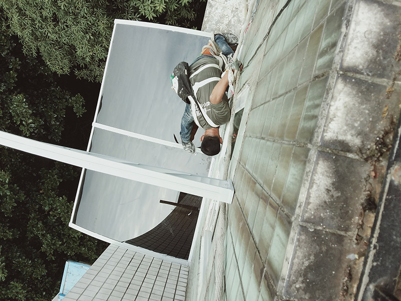 窗戶雨棚安裝：如果安裝的防盜窗是外延式的，主需要在防盜網(wǎng)上面加蓋一塊板來接雨水就好。如果是內(nèi)嵌在窗戶里的或者嵌在墻上的就要在外面的窗戶上方打孔了。有的也可以在防盜網(wǎng)上固定，要看具體情況了。