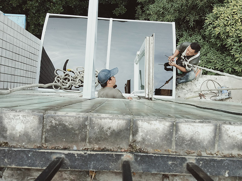 窗戶雨棚安裝：如果安裝的防盜窗是外延式的，主需要在防盜網(wǎng)上面加蓋一塊板來接雨水就好。如果是內(nèi)嵌在窗戶里的或者嵌在墻上的就要在外面的窗戶上方打孔了。有的也可以在防盜網(wǎng)上固定，要看具體情況了。