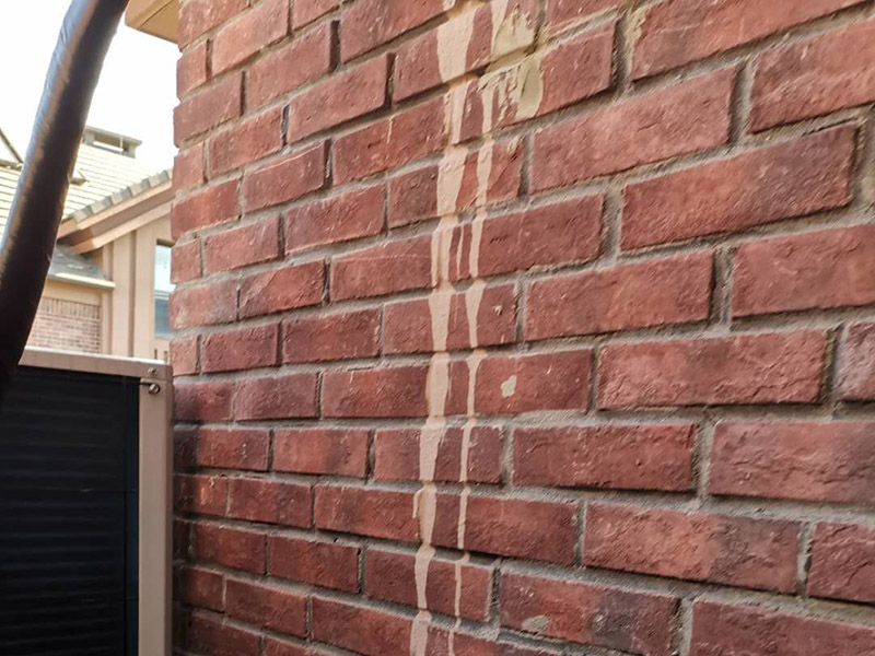 磚墻打空調(diào)孔：首先就是空調(diào)打孔的高度標(biāo)準(zhǔn)，一般來說柜式空調(diào)打空調(diào)孔的高度要離地面大概10-20公分，而掛式空調(diào)打孔的高度大概在2.2米左右，不過空調(diào)孔的高度要低于室內(nèi)機(jī)的高度，以免不利于冷凝水的排放。而距離墻頂也是有一個高度范圍的，柜式空調(diào)可以在30-40公分，而掛式空調(diào)最少也要10公分以上。 其次打孔位置標(biāo)準(zhǔn)還需要遠(yuǎn)離一些易出現(xiàn)噪音與振動的位置，要選擇比較安全堅(jiān)固的打孔位置，要避免承重墻與梁體結(jié)構(gòu)，以免影響到房間的結(jié)構(gòu)，造成不良影響。 再有就是空調(diào)打孔的大小，需要根據(jù)是柜式空調(diào)還是掛式空調(diào)，柜式空調(diào)會比掛式的空調(diào)孔要大，總之打孔的大小要正好可以穿過加過保溫材料的連接管，不可以過大或過小。打空調(diào)孔還需要有一定的傾斜度，打出來的孔室內(nèi)部分要比室外高一些，這樣可以有利于冷凝水的排放，也防止陰雨天雨水流入室內(nèi)。