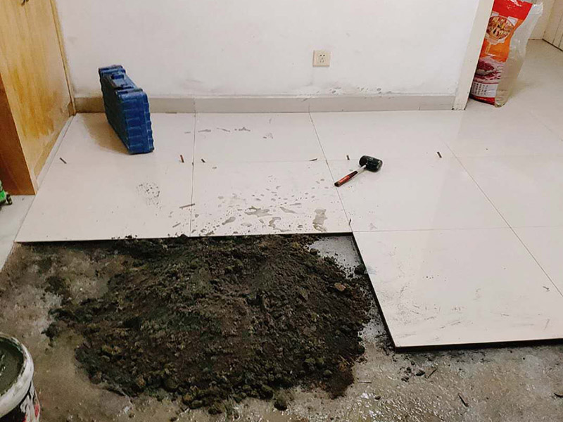 地面貼瓷磚方案：干鋪法是將沙子和水泥按照3：1的比例混合后兌少量的水，使水泥和沙子混合到可以用手攥成團(tuán)的黏稠度。將混合好的沙子水泥鋪在地面上，用一個平板把表面摸平。在瓷磚背面抹上黏稠度非常高的水泥，把瓷磚放到地面上，用橡皮錘敲實就完成了,主要用于地面瓷磚的鋪裝。 濕鋪法，是將沙子和水泥按照2：1的比例混合后兌水和好，水的量要多一些，使沙子和水泥的黏稠度高一些。然后涂抹到用水浸泡好的瓷磚背面貼到墻面上。濕鋪發(fā)主要應(yīng)用與墻面。