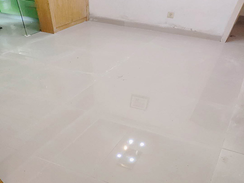 地面貼瓷磚方案：干鋪法是將沙子和水泥按照3：1的比例混合后兌少量的水，使水泥和沙子混合到可以用手攥成團(tuán)的黏稠度。將混合好的沙子水泥鋪在地面上，用一個平板把表面摸平。在瓷磚背面抹上黏稠度非常高的水泥，把瓷磚放到地面上，用橡皮錘敲實就完成了,主要用于地面瓷磚的鋪裝。 濕鋪法，是將沙子和水泥按照2：1的比例混合后兌水和好，水的量要多一些，使沙子和水泥的黏稠度高一些。然后涂抹到用水浸泡好的瓷磚背面貼到墻面上。濕鋪發(fā)主要應(yīng)用與墻面。