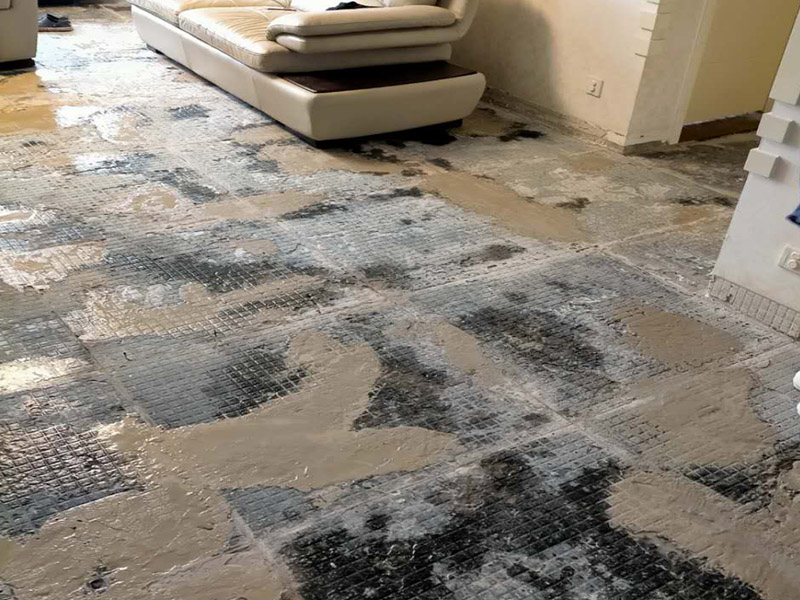 全屋地磚拆除裝修：就要先從撬開大門口的那塊地磚開始，因?yàn)槟菈K磚是有一邊露在外面的，比較容易撬開。再用扁的鑿子一片片的往里撬，如果水泥砂漿做得不是特別牢的話，可以用錘子把扁鑿敲進(jìn)地磚和水泥地面中間的縫隙里的，那樣就能把地磚整塊的撬起來。如果是地面的中間某一塊瓷磚想換掉就用錘子從正面敲碎地磚，然后將碎渣清理出來。