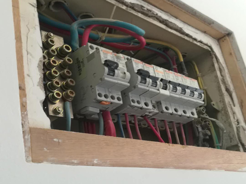 家庭電閘更換維修：將電閘的總控制開關(guān)關(guān)掉，安全第一。將壞掉的電閘用螺絲刀換下來。螺絲刀將新電閘的插線口用擰開，將進(jìn)電線插進(jìn)去。插進(jìn)電線后擰緊螺絲，同樣的也將出電線插進(jìn)另一端的插線口。電線都插好后，打開總開關(guān)就可以正常使用了