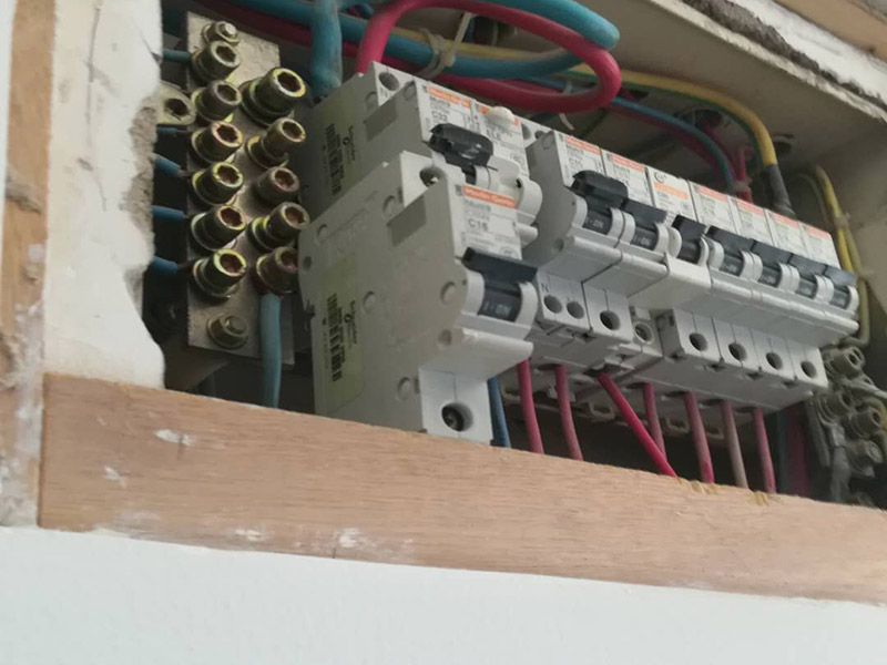 家庭電閘更換維修：將電閘的總控制開關(guān)關(guān)掉，安全第一。將壞掉的電閘用螺絲刀換下來。螺絲刀將新電閘的插線口用擰開，將進(jìn)電線插進(jìn)去。插進(jìn)電線后擰緊螺絲，同樣的也將出電線插進(jìn)另一端的插線口。電線都插好后，打開總開關(guān)就可以正常使用了