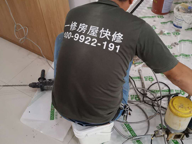 墻內(nèi)防水施工：先用鏟刀和笤帚及工具將基層表面的突起物、砂漿和疙瘩等鏟除并將塵土雜物清掃干凈，對(duì)陰陽角、管根、地漏等部位應(yīng)認(rèn)真清理，以保證后期良好的防水效果。防水層涂刷三遍，涂刷均勻，無透底露底。 第一遍：用堵漏材料對(duì)墻體陰角處，下水管道周圍進(jìn)行填壓式填充。 第二遍：橫向涂刷防水一遍，無露底，無起泡，符合涂刷尺寸要求，水電開槽槽體全部涂刷防水材料。 第三遍：干燥后垂直方向再涂刷一遍。 防水施工完成后24小時(shí)進(jìn)行閉水試驗(yàn)，地面放水高度以沒過墻根、管道跟部、地面凸起物涂刷的防水為依據(jù)。