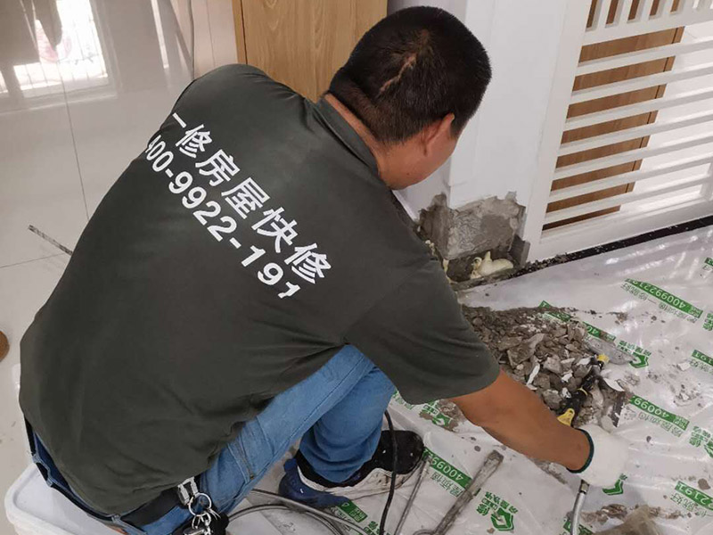 墻內(nèi)防水施工：先用鏟刀和笤帚及工具將基層表面的突起物、砂漿和疙瘩等鏟除并將塵土雜物清掃干凈，對(duì)陰陽角、管根、地漏等部位應(yīng)認(rèn)真清理，以保證后期良好的防水效果。防水層涂刷三遍，涂刷均勻，無透底露底。 第一遍：用堵漏材料對(duì)墻體陰角處，下水管道周圍進(jìn)行填壓式填充。 第二遍：橫向涂刷防水一遍，無露底，無起泡，符合涂刷尺寸要求，水電開槽槽體全部涂刷防水材料。 第三遍：干燥后垂直方向再涂刷一遍。 防水施工完成后24小時(shí)進(jìn)行閉水試驗(yàn)，地面放水高度以沒過墻根、管道跟部、地面凸起物涂刷的防水為依據(jù)。