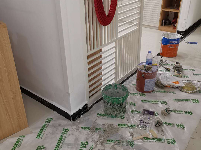 墻內(nèi)防水施工：先用鏟刀和笤帚及工具將基層表面的突起物、砂漿和疙瘩等鏟除并將塵土雜物清掃干凈，對(duì)陰陽角、管根、地漏等部位應(yīng)認(rèn)真清理，以保證后期良好的防水效果。防水層涂刷三遍，涂刷均勻，無透底露底。 第一遍：用堵漏材料對(duì)墻體陰角處，下水管道周圍進(jìn)行填壓式填充。 第二遍：橫向涂刷防水一遍，無露底，無起泡，符合涂刷尺寸要求，水電開槽槽體全部涂刷防水材料。 第三遍：干燥后垂直方向再涂刷一遍。 防水施工完成后24小時(shí)進(jìn)行閉水試驗(yàn)，地面放水高度以沒過墻根、管道跟部、地面凸起物涂刷的防水為依據(jù)。