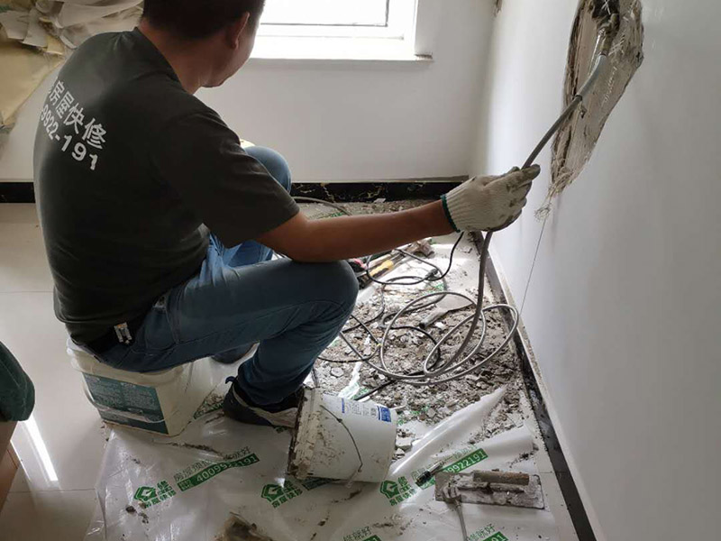 墻內(nèi)管道打壓維修:首先根據(jù)施工圖看水管走向，如果漏水的位置后面埋有水管，可以先把家里面的水閘關(guān)掉，放干龍頭里面的水，如果一段時候后發(fā)現(xiàn)墻面水跡不見了，證明是水管出現(xiàn)問題。 如果是請的專業(yè)的維修師傅，可以讓師傅用打壓機直接打壓檢測，若確定是墻內(nèi)水管漏水，就可以直接鑿開墻壁找水管漏點。 可以先截斷水源，然后將暗水管漏水點的墻面開鑿，找到漏水的部分，先用小鋼鋸把漏水的地方鋸掉，注意鋸口要平。用砂紙把新露出的端口輕輕打磨，然后用接口套住，將備換的新管對準(zhǔn)接口口子，注意要對直。然后用熱熔器對新管道進行熱熔連接。 或者是將鋸掉的管道清理干凈，用專用膠水涂在端口上，稍微晾一會兒;趁此時在&ldquo;竹節(jié)&rdquo;接頭內(nèi)涂上膠水。把端口和&ldquo;竹節(jié)&rdquo;連接，然后反復(fù)轉(zhuǎn)動，直到牢固。同樣的方法去連接另一端。最后在接縫處再涂適量的膠水，確保不滲漏。