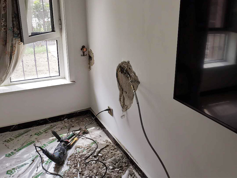 墻內(nèi)管道打壓維修:首先根據(jù)施工圖看水管走向，如果漏水的位置后面埋有水管，可以先把家里面的水閘關(guān)掉，放干龍頭里面的水，如果一段時候后發(fā)現(xiàn)墻面水跡不見了，證明是水管出現(xiàn)問題。 如果是請的專業(yè)的維修師傅，可以讓師傅用打壓機直接打壓檢測，若確定是墻內(nèi)水管漏水，就可以直接鑿開墻壁找水管漏點。 可以先截斷水源，然后將暗水管漏水點的墻面開鑿，找到漏水的部分，先用小鋼鋸把漏水的地方鋸掉，注意鋸口要平。用砂紙把新露出的端口輕輕打磨，然后用接口套住，將備換的新管對準(zhǔn)接口口子，注意要對直。然后用熱熔器對新管道進行熱熔連接。 或者是將鋸掉的管道清理干凈，用專用膠水涂在端口上，稍微晾一會兒;趁此時在&ldquo;竹節(jié)&rdquo;接頭內(nèi)涂上膠水。把端口和&ldquo;竹節(jié)&rdquo;連接，然后反復(fù)轉(zhuǎn)動，直到牢固。同樣的方法去連接另一端。最后在接縫處再涂適量的膠水，確保不滲漏。