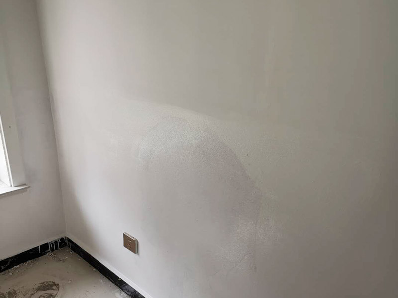 墻內(nèi)管道打壓維修:首先根據(jù)施工圖看水管走向，如果漏水的位置后面埋有水管，可以先把家里面的水閘關(guān)掉，放干龍頭里面的水，如果一段時候后發(fā)現(xiàn)墻面水跡不見了，證明是水管出現(xiàn)問題。 如果是請的專業(yè)的維修師傅，可以讓師傅用打壓機直接打壓檢測，若確定是墻內(nèi)水管漏水，就可以直接鑿開墻壁找水管漏點。 可以先截斷水源，然后將暗水管漏水點的墻面開鑿，找到漏水的部分，先用小鋼鋸把漏水的地方鋸掉，注意鋸口要平。用砂紙把新露出的端口輕輕打磨，然后用接口套住，將備換的新管對準(zhǔn)接口口子，注意要對直。然后用熱熔器對新管道進行熱熔連接。 或者是將鋸掉的管道清理干凈，用專用膠水涂在端口上，稍微晾一會兒;趁此時在&ldquo;竹節(jié)&rdquo;接頭內(nèi)涂上膠水。把端口和&ldquo;竹節(jié)&rdquo;連接，然后反復(fù)轉(zhuǎn)動，直到牢固。同樣的方法去連接另一端。最后在接縫處再涂適量的膠水，確保不滲漏。