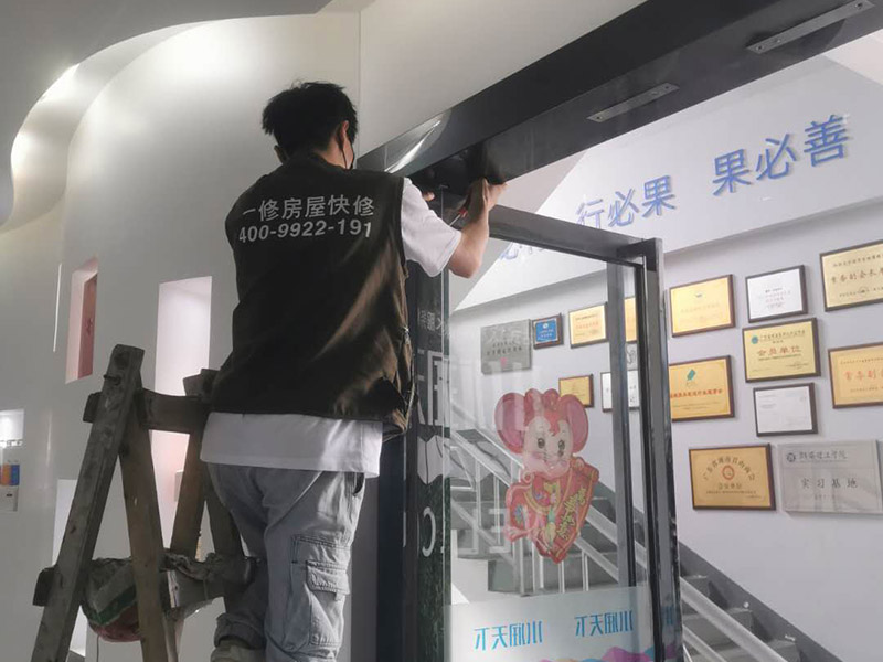 塑鋼門窗維修安裝中，經(jīng)常遇見鋁型材表面防護(hù)膜有殘留怎么辦