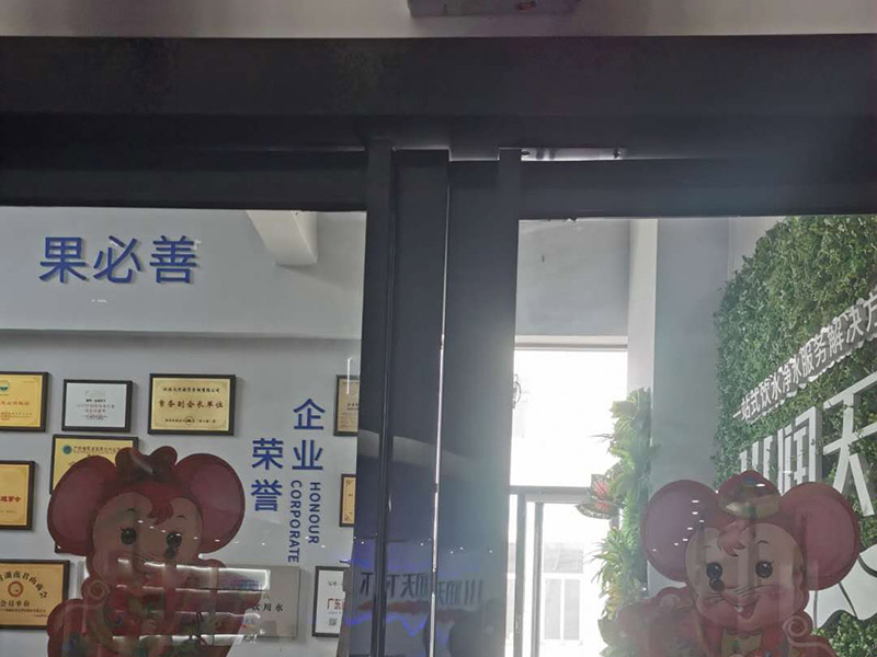 商鋪玻璃門維修：輪滑乃玻璃門的重要零部件，需進行定期檢查，若發(fā)生故障，不僅使用不便，還會發(fā)出噪音。那此時需檢查好輪滑的損壞情況，看其程度嚴不嚴重，若不可使用，則可把有問題的部位給更換掉，或直接換掉整個輪子，使玻璃門恢復到正常工作狀態(tài)。 玻璃門使用久了，其門扇或多或少也會出現(xiàn)一些小小的問題，有時候可能會感覺到很鈍感，通常是彈簧發(fā)生了問題，那么只需更換一個承重性較好的彈簧即可。有的時候還會發(fā)出異響，玻璃門的靈活性下降，那及時找出有故障的部分，將其更換掉，以確保正常的使用性。 在排查以后要是發(fā)現(xiàn)玻璃門沒有部位出現(xiàn)問題，就單單有卡頓情況，那要考慮一下是不是有東西掉到門道里面了?？梢园巡ＡчT里的異物給統(tǒng)統(tǒng)清理出來，在修理的時候，檢查好玻璃門的部件，看其損壞的部位，需不需要更換上新配件。