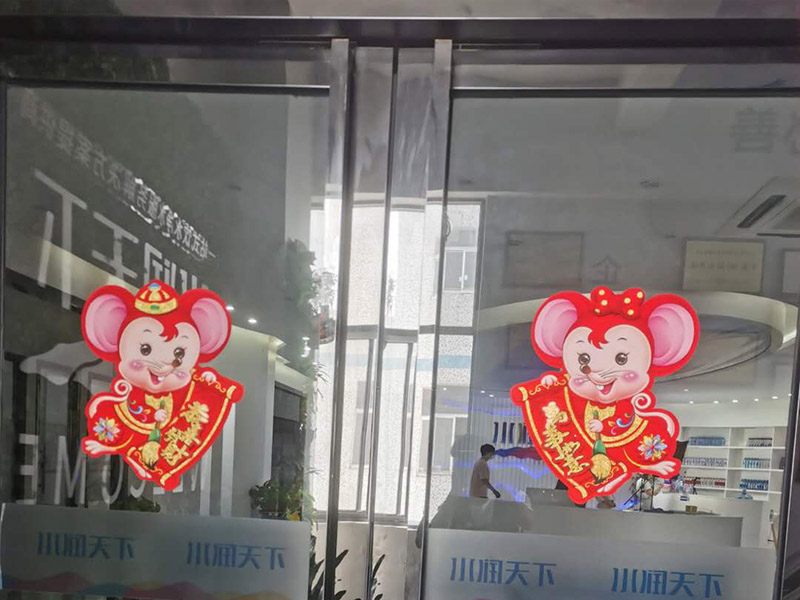 商鋪玻璃門維修：輪滑乃玻璃門的重要零部件，需進行定期檢查，若發(fā)生故障，不僅使用不便，還會發(fā)出噪音。那此時需檢查好輪滑的損壞情況，看其程度嚴不嚴重，若不可使用，則可把有問題的部位給更換掉，或直接換掉整個輪子，使玻璃門恢復到正常工作狀態(tài)。 玻璃門使用久了，其門扇或多或少也會出現(xiàn)一些小小的問題，有時候可能會感覺到很鈍感，通常是彈簧發(fā)生了問題，那么只需更換一個承重性較好的彈簧即可。有的時候還會發(fā)出異響，玻璃門的靈活性下降，那及時找出有故障的部分，將其更換掉，以確保正常的使用性。 在排查以后要是發(fā)現(xiàn)玻璃門沒有部位出現(xiàn)問題，就單單有卡頓情況，那要考慮一下是不是有東西掉到門道里面了。可以把玻璃門里的異物給統(tǒng)統(tǒng)清理出來，在修理的時候，檢查好玻璃門的部件，看其損壞的部位，需不需要更換上新配件。