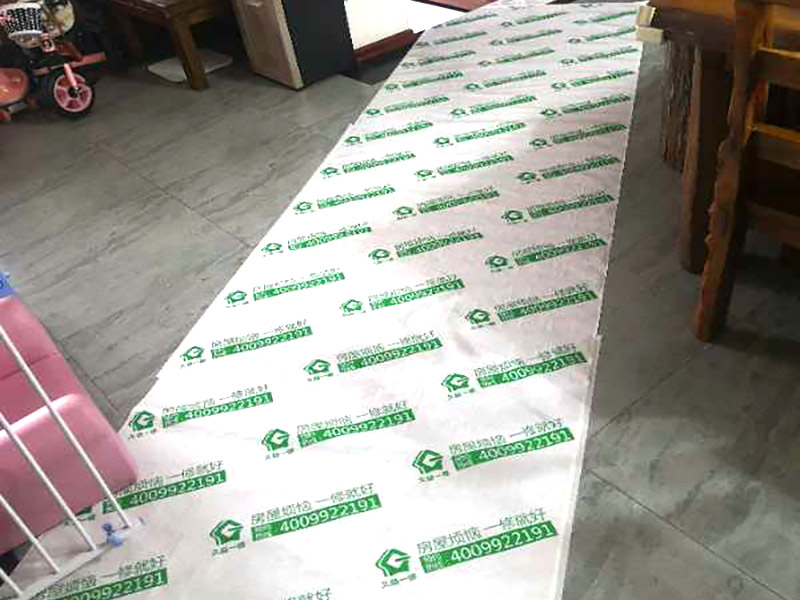 廚房推拉門維修：首先一只手垂直于地面抬起拉門的一端，一只手掠過拉門滑輪下部，托起滑輪。然后從軌道抬出拉門一端，放下。同理，移門另外一端跟前面兩步一樣抬出軌道放下。接著然后雙手握住拉門兩端，向上抬起。 力氣小的可以將拉門平方到鋪好硬紙板的地上。如果力氣大可以不用放倒，直接把拉門垂直于地面扶著拆卸。觀察拉門門框一端的毛條，有的是直接粘在門框上，有的是粘在門框上，然后插入螺絲孔。粘在門框的毛條只要把毛條拉開就行，這種情況的話就需要把毛條從孔里拉出來，然后再向上扯開一些。扯開毛條到第二個螺絲孔，最下端的螺絲孔就是拉門滑輪固定螺絲的螺絲孔，上面那個是固定鋁合金框的螺絲孔。
