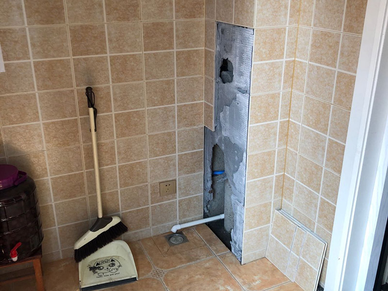 墻內(nèi)水管修復(fù)案例：墻壁上有水滴不一定就是內(nèi)水管漏水所致，那應(yīng)先判斷究竟是不是墻壁內(nèi)的水管出現(xiàn)問題而出現(xiàn)的漏水情況，具體操作方法是用一根鐵絲棒順著水管的流水走向，一邊抵在墻壁上，一邊貼在耳朵上細(xì)聽，這樣做不僅能清晰的判斷出墻壁內(nèi)的水管是否漏水還能了解到水管漏水的源頭，只要判斷出是墻壁內(nèi)水管漏水即可。 找到墻壁內(nèi)水管的漏水點(diǎn)，那首先得關(guān)掉水源總閘，然后卸下連接壓縮接頭的陰陽螺母，在螺母上繞上膠布讓螺母的密封性能更加好，最后就是重新裝上壓縮接頭，這種情況切記自己魯莽行事，應(yīng)及時報知修理工進(jìn)行維修。