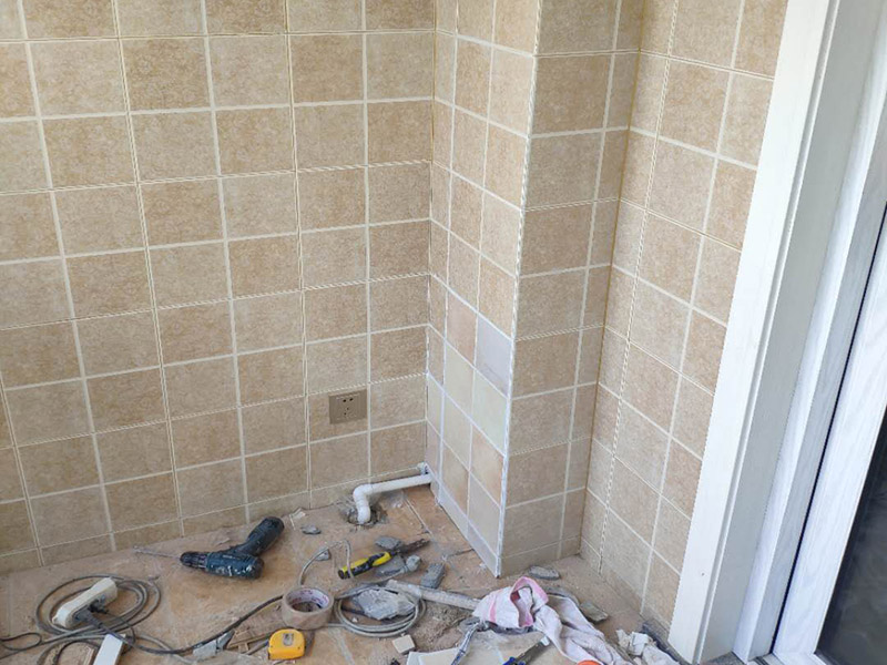 墻內(nèi)水管修復(fù)案例：墻壁上有水滴不一定就是內(nèi)水管漏水所致，那應(yīng)先判斷究竟是不是墻壁內(nèi)的水管出現(xiàn)問題而出現(xiàn)的漏水情況，具體操作方法是用一根鐵絲棒順著水管的流水走向，一邊抵在墻壁上，一邊貼在耳朵上細(xì)聽，這樣做不僅能清晰的判斷出墻壁內(nèi)的水管是否漏水還能了解到水管漏水的源頭，只要判斷出是墻壁內(nèi)水管漏水即可。 找到墻壁內(nèi)水管的漏水點(diǎn)，那首先得關(guān)掉水源總閘，然后卸下連接壓縮接頭的陰陽螺母，在螺母上繞上膠布讓螺母的密封性能更加好，最后就是重新裝上壓縮接頭，這種情況切記自己魯莽行事，應(yīng)及時報知修理工進(jìn)行維修。