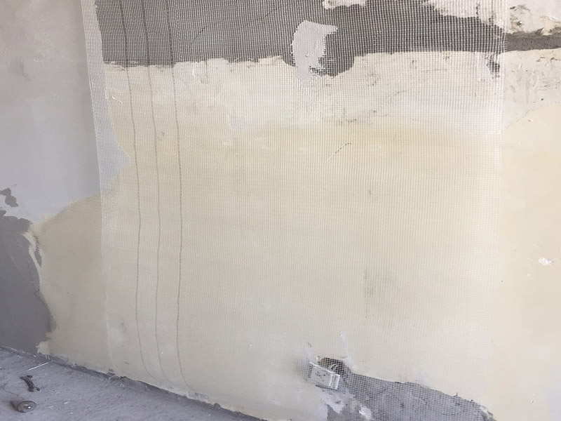 墻面空鼓掉皮維修：墻面起泡：墻面有水泡狀的突起，還會含有砂粒，稍微一碰就會掉落。引起墻面起泡的原因有涂料調(diào)配中添加顏料過多或混有雜物;漆桶、刷子、滾子或噴槍不干凈;漆面完全干透之前，水分滲入漆內(nèi)導(dǎo)致漆膜失去黏附性;涂刷墻面時未清理干凈墻面等 墻面掉皮：有時候裝修才完成不久，墻面就出現(xiàn)了成塊的膩?zhàn)痈∑?、掉落的現(xiàn)象，主要的原因有施工工藝差，膩?zhàn)?、涂料附著性和收縮性能差等。 鏟除所有起泡、起皮、剝落部分，如果是由于墻面基底的膩?zhàn)铀鸬膯栴}，則就需要鏟除膩?zhàn)?。批刮膩?zhàn)訉樱看闻魏穸炔灰^2mm，避免開裂，待膩?zhàn)訉痈赏负?，砂紙打磨，保證施工處整潔取適量補(bǔ)墻漆，需調(diào)色的加入色漿攪拌均勻?qū)⑵峋鶆蛲克⒌綁γ?，上下依次涂刷，避免一次性刷得太厚? width=