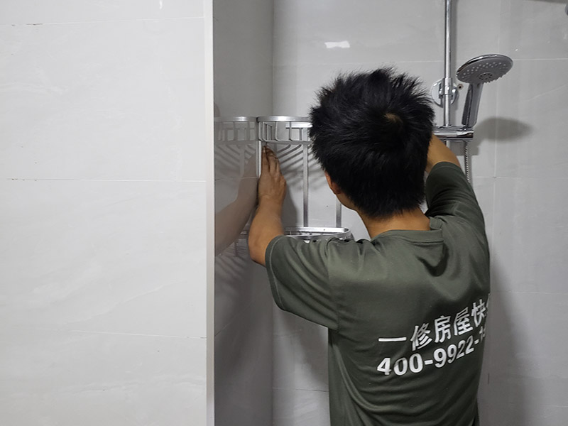 衛(wèi)浴五金安裝方案： 五金件安裝通常是在瓷磚鋪貼完成后，在瓷磚上鉆孔，然后將木楔嵌入孔中，再在上面用螺絲或膨脹螺絲將五金掛件進(jìn)行固定。建議請專業(yè)的師傅用玻璃鉆頭先開出瓷磚的孔再用沖擊鉆打水泥，避免打裂瓷磚。  1.確定掛件安裝位置并標(biāo)注下來。為達(dá)到最佳效果，最好避開在墻柱上安裝;  2.確定安裝點(diǎn)后，在安裝墊上標(biāo)記出掛件底座安裝所對應(yīng)的螺孔位置;  3.在螺孔標(biāo)注點(diǎn)打孔，打孔的直徑最好略大于螺絲直徑，留一點(diǎn)空隙方便地做安裝;  4.將塑料膨脹管插入鉆孔，再用不休干螺絲釘旋緊固定底座;  5.將掛件套在底座上，擰緊螺釘固定掛件。