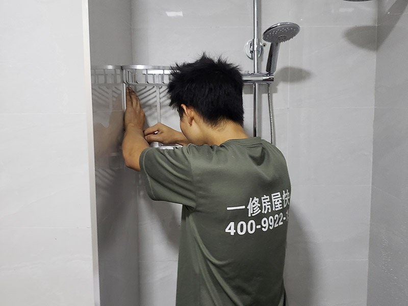 衛(wèi)浴五金安裝方案： 五金件安裝通常是在瓷磚鋪貼完成后，在瓷磚上鉆孔，然后將木楔嵌入孔中，再在上面用螺絲或膨脹螺絲將五金掛件進(jìn)行固定。建議請專業(yè)的師傅用玻璃鉆頭先開出瓷磚的孔再用沖擊鉆打水泥，避免打裂瓷磚。  1.確定掛件安裝位置并標(biāo)注下來。為達(dá)到最佳效果，最好避開在墻柱上安裝;  2.確定安裝點(diǎn)后，在安裝墊上標(biāo)記出掛件底座安裝所對應(yīng)的螺孔位置;  3.在螺孔標(biāo)注點(diǎn)打孔，打孔的直徑最好略大于螺絲直徑，留一點(diǎn)空隙方便地做安裝;  4.將塑料膨脹管插入鉆孔，再用不休干螺絲釘旋緊固定底座;  5.將掛件套在底座上，擰緊螺釘固定掛件。