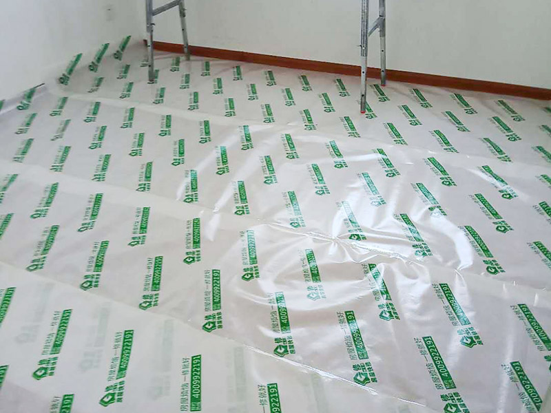 墻面刷新地面保護：家具搬放到房屋中央，對集中放置的家具進行整體保護，防止因墻面翻新而造成不必要的損壞；地板需要用專業(yè)的保護膜進行保護；對于不能移動的家具和家電，如空調(diào)等進行成品保護；尤其需要注意有插座、開關(guān)面板的位置，防止灰塵進入。 使用專業(yè)的打磨機對墻面進行打磨處理，與一般打磨機不同的是，墻面打磨是無塵打磨，在打磨的過程中不會出現(xiàn)灰塵漫天的情況。 第一遍乳膠漆：先刷頂板再刷墻面，涂刷時應(yīng)當由上而下。乳膠漆應(yīng)當攪拌均勻，防止第一遍刷漆涂不開的現(xiàn)象發(fā)生。第二遍乳膠漆：乳膠漆不是很稠的情況下，不宜加水或加少量水稀釋，以防露底。第二遍涂刷完畢后，用細細的砂紙將墻面出現(xiàn)的小疙瘩打磨光滑，然后清掃干凈。第三遍乳膠漆：乳膠漆干燥速度快，應(yīng)當逐漸涂刷，從一頭開始刷向另一頭，注意上下順刷相互銜接，避免乳膠漆干燥后出現(xiàn)接頭。