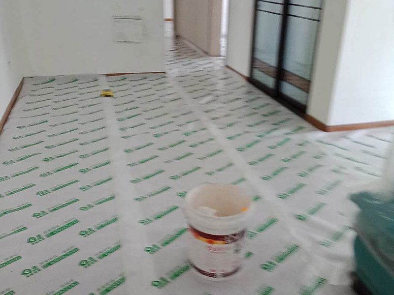 墻面刷新地面保護：家具搬放到房屋中央，對集中放置的家具進行整體保護，防止因墻面翻新而造成不必要的損壞；地板需要用專業(yè)的保護膜進行保護；對于不能移動的家具和家電，如空調(diào)等進行成品保護；尤其需要注意有插座、開關(guān)面板的位置，防止灰塵進入。 使用專業(yè)的打磨機對墻面進行打磨處理，與一般打磨機不同的是，墻面打磨是無塵打磨，在打磨的過程中不會出現(xiàn)灰塵漫天的情況。 第一遍乳膠漆：先刷頂板再刷墻面，涂刷時應(yīng)當由上而下。乳膠漆應(yīng)當攪拌均勻，防止第一遍刷漆涂不開的現(xiàn)象發(fā)生。第二遍乳膠漆：乳膠漆不是很稠的情況下，不宜加水或加少量水稀釋，以防露底。第二遍涂刷完畢后，用細細的砂紙將墻面出現(xiàn)的小疙瘩打磨光滑，然后清掃干凈。第三遍乳膠漆：乳膠漆干燥速度快，應(yīng)當逐漸涂刷，從一頭開始刷向另一頭，注意上下順刷相互銜接，避免乳膠漆干燥后出現(xiàn)接頭。