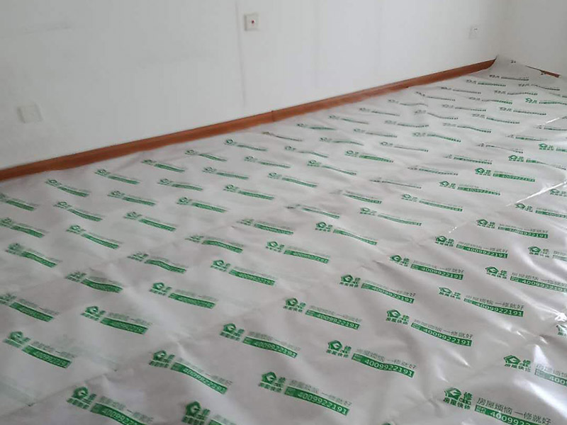 墻面刷新地面保護：家具搬放到房屋中央，對集中放置的家具進行整體保護，防止因墻面翻新而造成不必要的損壞；地板需要用專業(yè)的保護膜進行保護；對于不能移動的家具和家電，如空調(diào)等進行成品保護；尤其需要注意有插座、開關(guān)面板的位置，防止灰塵進入。 使用專業(yè)的打磨機對墻面進行打磨處理，與一般打磨機不同的是，墻面打磨是無塵打磨，在打磨的過程中不會出現(xiàn)灰塵漫天的情況。 第一遍乳膠漆：先刷頂板再刷墻面，涂刷時應(yīng)當由上而下。乳膠漆應(yīng)當攪拌均勻，防止第一遍刷漆涂不開的現(xiàn)象發(fā)生。第二遍乳膠漆：乳膠漆不是很稠的情況下，不宜加水或加少量水稀釋，以防露底。第二遍涂刷完畢后，用細細的砂紙將墻面出現(xiàn)的小疙瘩打磨光滑，然后清掃干凈。第三遍乳膠漆：乳膠漆干燥速度快，應(yīng)當逐漸涂刷，從一頭開始刷向另一頭，注意上下順刷相互銜接，避免乳膠漆干燥后出現(xiàn)接頭。