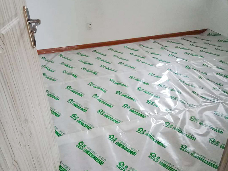 墻面刷新地面保護：家具搬放到房屋中央，對集中放置的家具進行整體保護，防止因墻面翻新而造成不必要的損壞；地板需要用專業(yè)的保護膜進行保護；對于不能移動的家具和家電，如空調(diào)等進行成品保護；尤其需要注意有插座、開關(guān)面板的位置，防止灰塵進入。 使用專業(yè)的打磨機對墻面進行打磨處理，與一般打磨機不同的是，墻面打磨是無塵打磨，在打磨的過程中不會出現(xiàn)灰塵漫天的情況。 第一遍乳膠漆：先刷頂板再刷墻面，涂刷時應(yīng)當由上而下。乳膠漆應(yīng)當攪拌均勻，防止第一遍刷漆涂不開的現(xiàn)象發(fā)生。第二遍乳膠漆：乳膠漆不是很稠的情況下，不宜加水或加少量水稀釋，以防露底。第二遍涂刷完畢后，用細細的砂紙將墻面出現(xiàn)的小疙瘩打磨光滑，然后清掃干凈。第三遍乳膠漆：乳膠漆干燥速度快，應(yīng)當逐漸涂刷，從一頭開始刷向另一頭，注意上下順刷相互銜接，避免乳膠漆干燥后出現(xiàn)接頭。