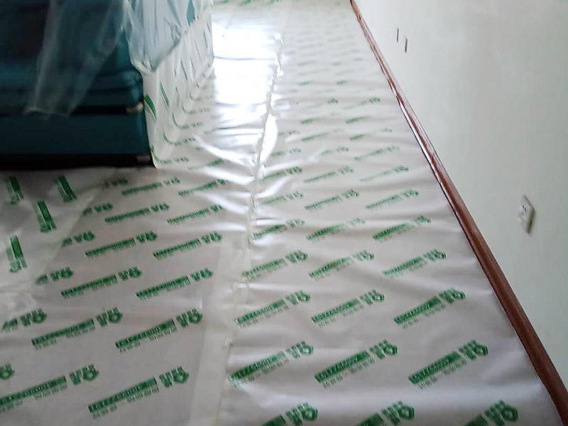 墻面刷新地面保護：家具搬放到房屋中央，對集中放置的家具進行整體保護，防止因墻面翻新而造成不必要的損壞；地板需要用專業(yè)的保護膜進行保護；對于不能移動的家具和家電，如空調(diào)等進行成品保護；尤其需要注意有插座、開關(guān)面板的位置，防止灰塵進入。 使用專業(yè)的打磨機對墻面進行打磨處理，與一般打磨機不同的是，墻面打磨是無塵打磨，在打磨的過程中不會出現(xiàn)灰塵漫天的情況。 第一遍乳膠漆：先刷頂板再刷墻面，涂刷時應(yīng)當由上而下。乳膠漆應(yīng)當攪拌均勻，防止第一遍刷漆涂不開的現(xiàn)象發(fā)生。第二遍乳膠漆：乳膠漆不是很稠的情況下，不宜加水或加少量水稀釋，以防露底。第二遍涂刷完畢后，用細細的砂紙將墻面出現(xiàn)的小疙瘩打磨光滑，然后清掃干凈。第三遍乳膠漆：乳膠漆干燥速度快，應(yīng)當逐漸涂刷，從一頭開始刷向另一頭，注意上下順刷相互銜接，避免乳膠漆干燥后出現(xiàn)接頭。