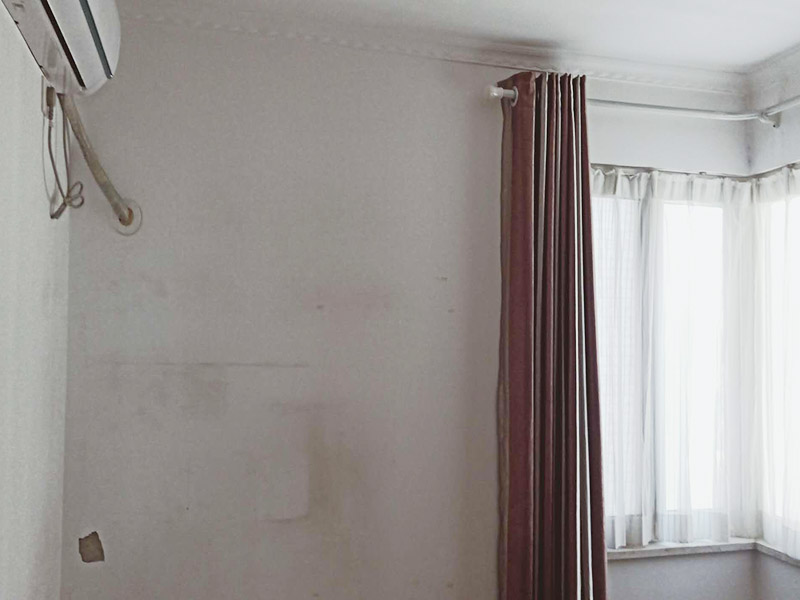 墻面空鼓維修：先鏟掉墻皮，使用石膏基產(chǎn)品就可以了。首先使用無(wú)甲醛粗找平對(duì)墻面作找平處理，然后使用石膏基防霉耐水批土做墻面滿批后再刷一底二面的漆就可以了。還有對(duì)于一些難以翻新的墻面空鼓，建議采用灌注修復(fù)的方式，它的操作時(shí)間快，并且不會(huì)破壞基層，尤其是在地下車庫(kù)，廠房等現(xiàn)場(chǎng)，施工過(guò)程也不影響業(yè)主使用，是較為便利的一種方式。