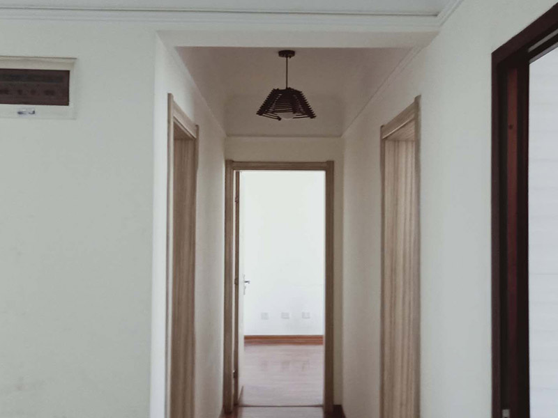 墻面空鼓維修：先鏟掉墻皮，使用石膏基產(chǎn)品就可以了。首先使用無(wú)甲醛粗找平對(duì)墻面作找平處理，然后使用石膏基防霉耐水批土做墻面滿批后再刷一底二面的漆就可以了。還有對(duì)于一些難以翻新的墻面空鼓，建議采用灌注修復(fù)的方式，它的操作時(shí)間快，并且不會(huì)破壞基層，尤其是在地下車庫(kù)，廠房等現(xiàn)場(chǎng)，施工過(guò)程也不影響業(yè)主使用，是較為便利的一種方式。