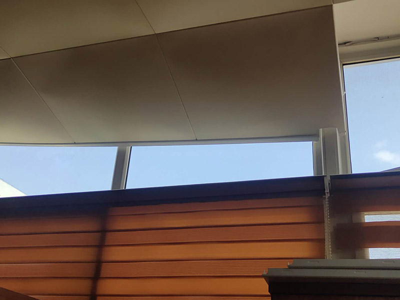 集成吊頂維修案例：1、精確測(cè)量安裝面積，做好安裝準(zhǔn)備。2、安裝收邊線。3、打膨脹螺絲釘，懸掛吊桿4、安裝吊鉤，吊頂裝輕鋼龍骨。5、把安裝好掛片的三角龍骨緊帖輕鋼龍骨垂直方向在輕鋼龍骨下方。6、將扣板壓入三交龍骨縫中，確定互相垂直。7、安裝電器。