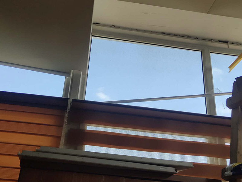 集成吊頂維修案例：1、精確測(cè)量安裝面積，做好安裝準(zhǔn)備。2、安裝收邊線。3、打膨脹螺絲釘，懸掛吊桿4、安裝吊鉤，吊頂裝輕鋼龍骨。5、把安裝好掛片的三角龍骨緊帖輕鋼龍骨垂直方向在輕鋼龍骨下方。6、將扣板壓入三交龍骨縫中，確定互相垂直。7、安裝電器。